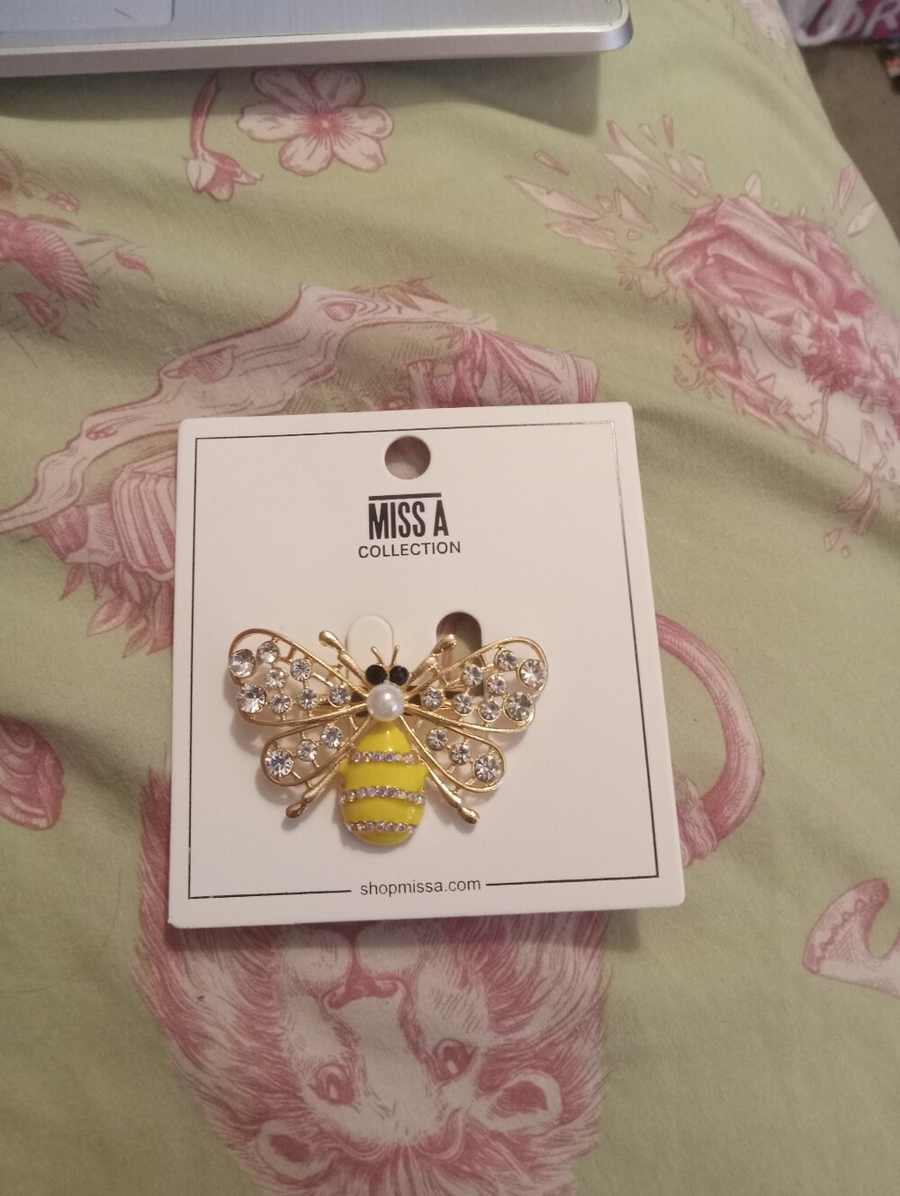 NWOT Women's Gold Plated Rhinestone Faux Pearl Bee Lapel Pin Brooch